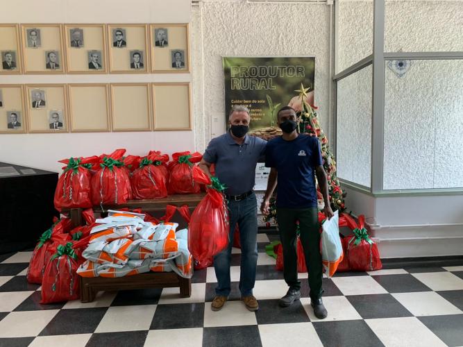 Seab entrega cestas para colaboradores terceirizados