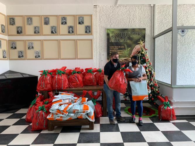 Seab entrega cestas para colaboradores terceirizados