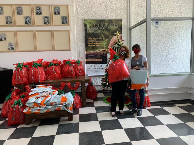 Seab entrega cestas para colaboradores terceirizados