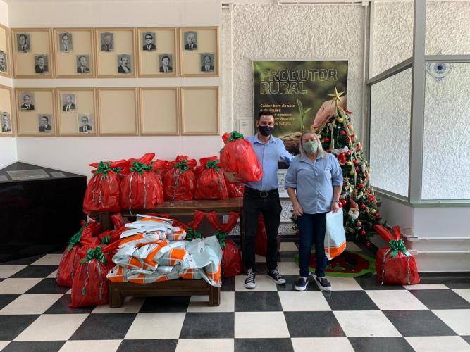 Seab entrega cestas para colaboradores terceirizados