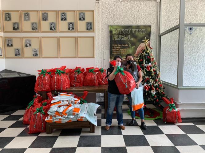 Seab entrega cestas para colaboradores terceirizados