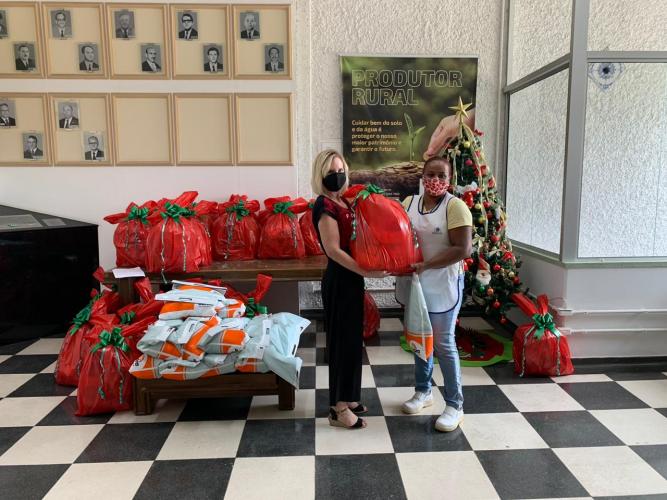 Seab entrega cestas para colaboradores terceirizados