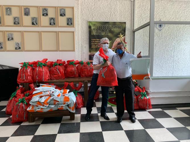 Seab entrega cestas para colaboradores terceirizados