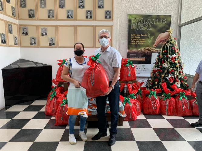 Seab entrega cestas para colaboradores terceirizados