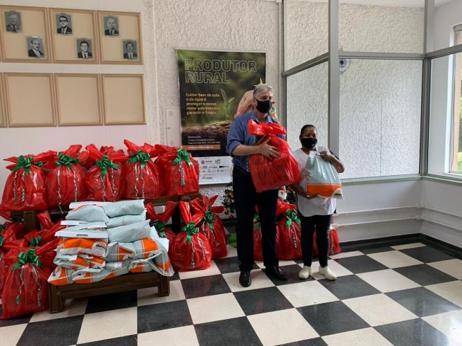 Seab entrega cestas para colaboradores terceirizados