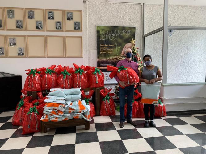 Seab entrega cestas para colaboradores terceirizados