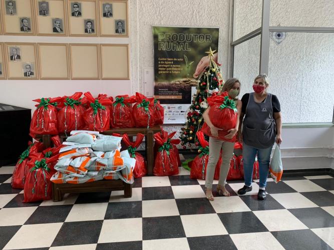 Seab entrega cestas para colaboradores terceirizados