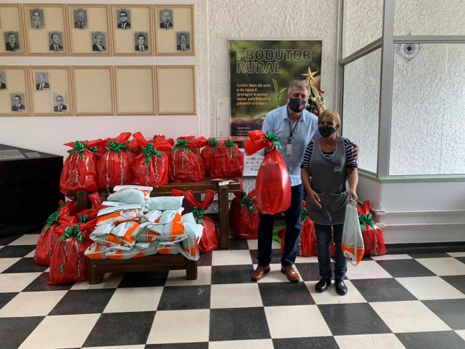 Seab entrega cestas para colaboradores terceirizados