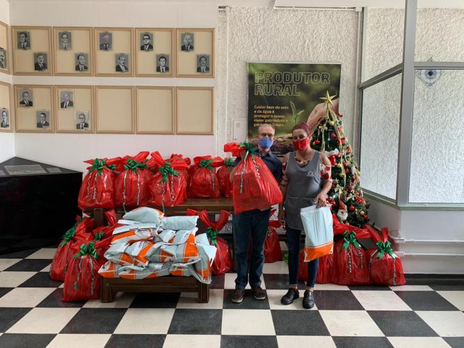 Seab entrega cestas para colaboradores terceirizados