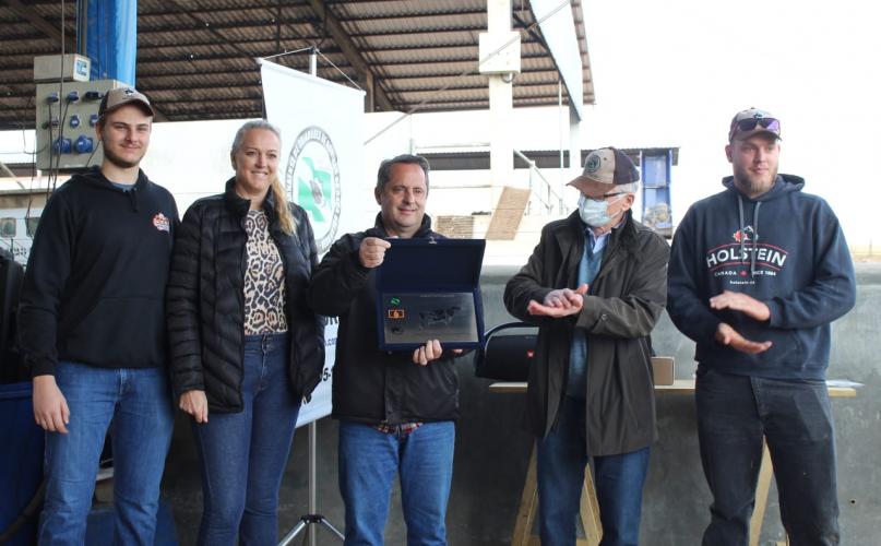 Entrega do prêmio de Maior Produção Vitalícia 2021 aos pecuaristas Ronald e Henrieta Rabbers, de Castro, pela vaca Rhoelandt 372 Leda Doc Stormatic