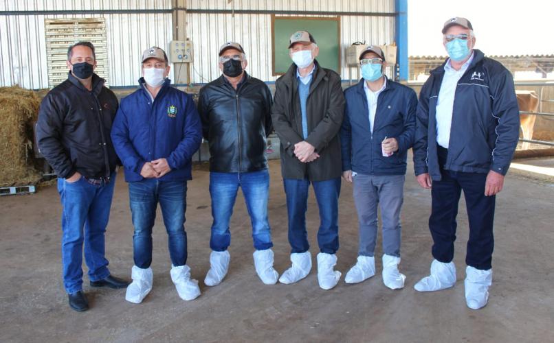 Entrega do prêmio de Maior Produção Vitalícia 2021 aos pecuaristas Ronald e Henrieta Rabbers, de Castro, pela vaca Rhoelandt 372 Leda Doc Stormatic