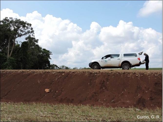 Figura 1 – Coleta de solos em área agrícola pela equipe do PronaSolos PR.