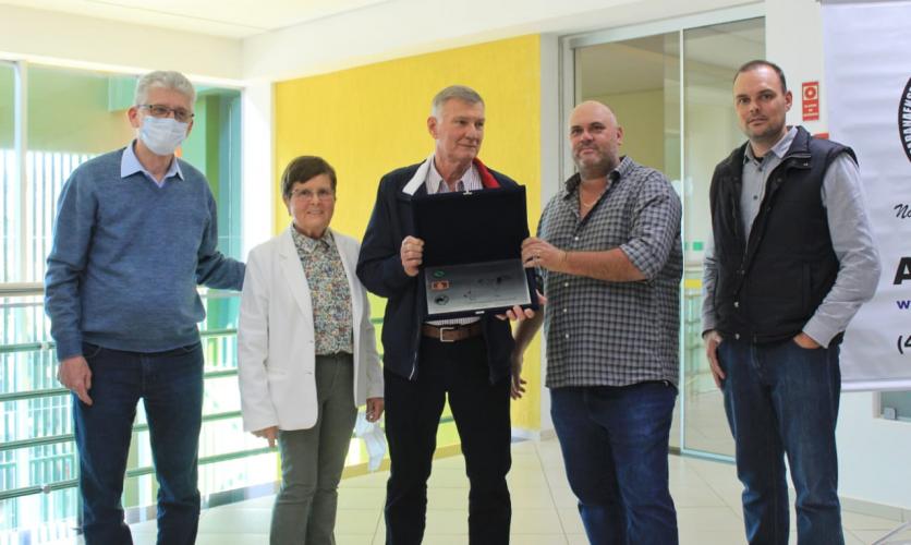 Na sede da Capal, em Arapoti, a família do produtor Pedro Elgersma recebeu o prêmio pela 1ª Vaca Classificada como Excelente no Brasil.