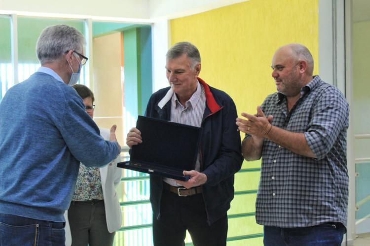 Na sede da Capal, em Arapoti, a família do produtor Pedro Elgersma recebeu o prêmio pela 1ª Vaca Classificada como Excelente no Brasil.
