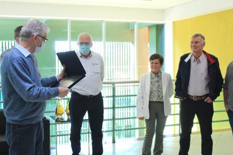 Na sede da Capal, em Arapoti, a família do produtor Pedro Elgersma recebeu o prêmio pela 1ª Vaca Classificada como Excelente no Brasil.