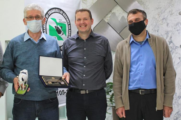 Na sede da Capal, em Arapoti, a família do produtor Pedro Elgersma recebeu o prêmio pela 1ª Vaca Classificada como Excelente no Brasil.