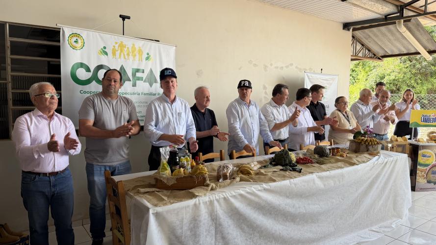 cerimônia de entrega de equipamentos do Programa Coopera Paraná para a Cooperativa da Agricultura Familiar Rural