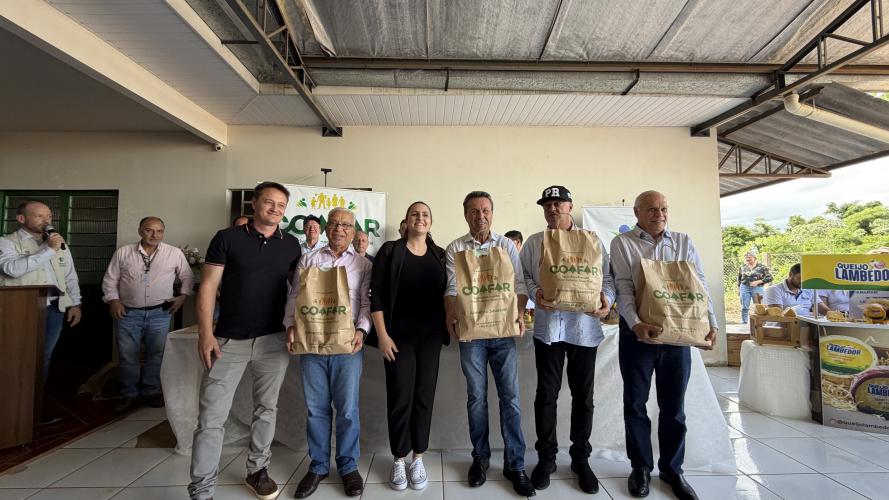cerimônia de entrega de equipamentos do Programa Coopera Paraná para a Cooperativa da Agricultura Familiar Rural