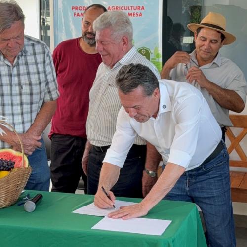 Secretário Marcio Nunes assina convênio em Umuarama para implantação de 40 estufas