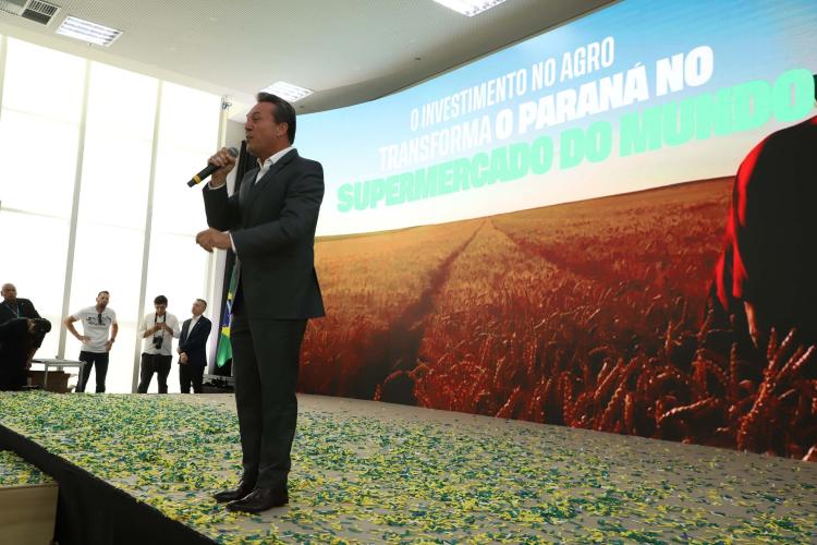 Ratinho Junior lança programas que levam energia mais potente e conectividade às propriedades rurais