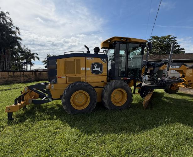 Seab entrega maquinários para melhorar estradas rurais na região de Morretes