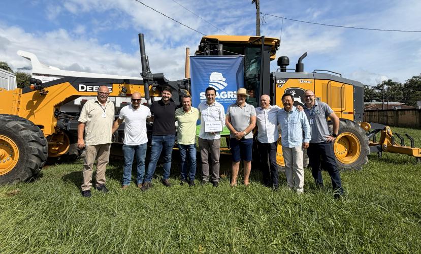 Seab entrega maquinários para melhorar estradas rurais na região de Morretes