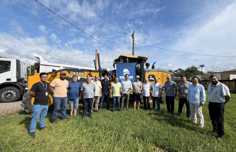 Seab entrega maquinários para melhorar estradas rurais na região de Morretes