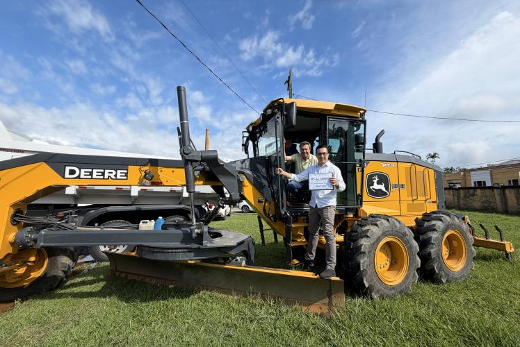 Seab entrega maquinários para melhorar estradas rurais na região de Morretes