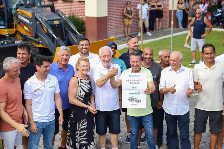 Governo do Estado entrega R$ 3,7 milhões em máquinas agrícolas para Matinhos