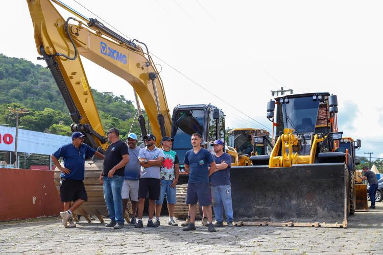 Governo do Estado entrega R$ 3,7 milhões em máquinas agrícolas para Matinhos