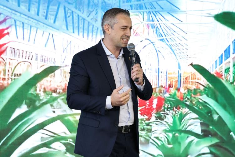 Ratinho Junior assina ordem de serviço do novo Mercado de Flores da Ceasa Curitiba