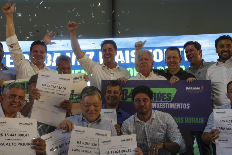 Ratinho Junior libera R$ 264 milhões para novo maquinário e estradas rurais da região de Umuarama