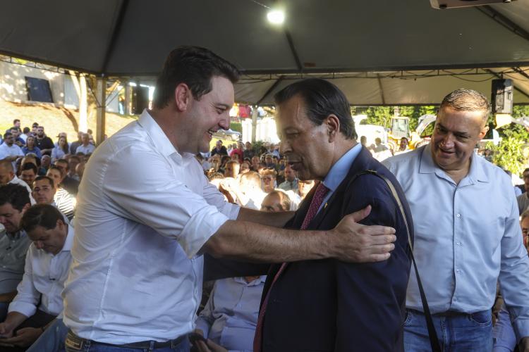 Ratinho Junior libera R$ 264 milhões para novo maquinário e estradas rurais da região de Umuarama