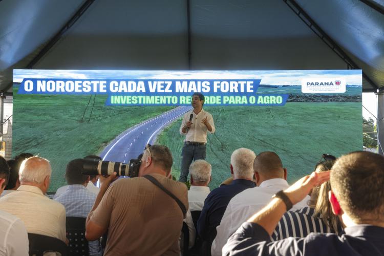 Ratinho Junior libera R$ 264 milhões para novo maquinário e estradas rurais da região de Umuarama