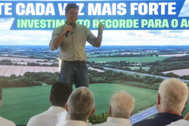 Ratinho Junior libera R$ 264 milhões para novo maquinário e estradas rurais da região de Umuarama