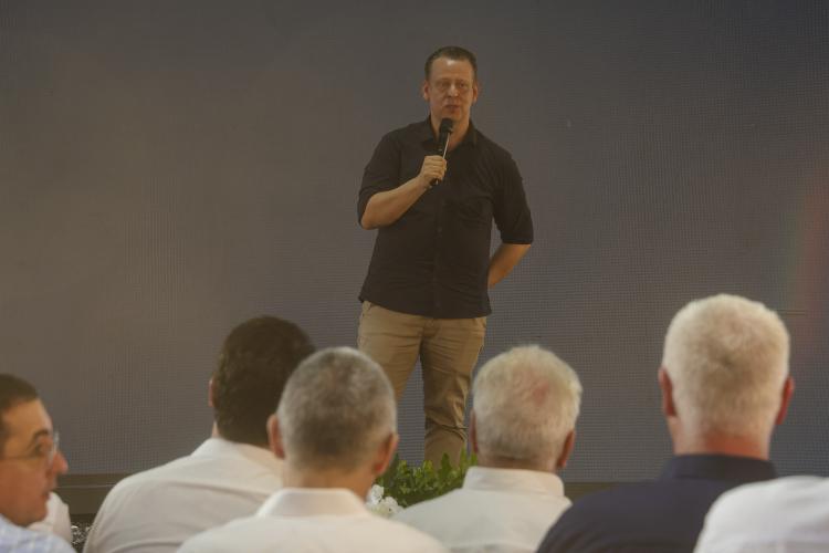 Ratinho Junior libera R$ 264 milhões para novo maquinário e estradas rurais da região de Umuarama