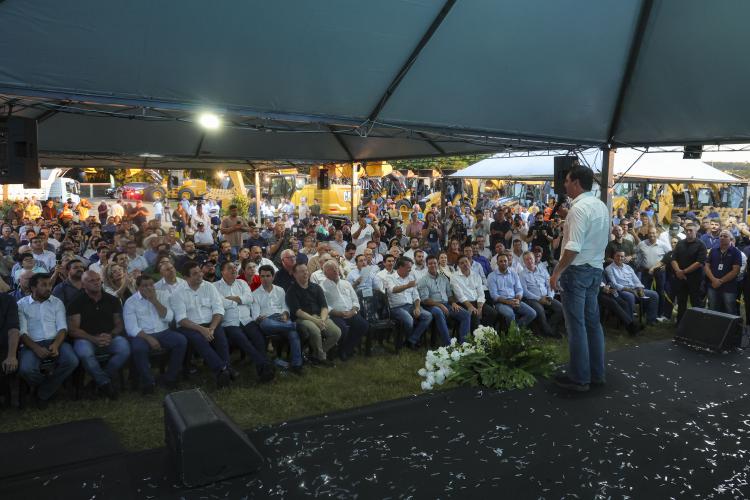 Ratinho Junior libera R$ 264 milhões para novo maquinário e estradas rurais da região de Umuarama