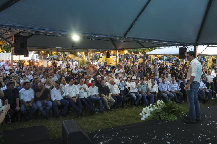 Ratinho Junior libera R$ 264 milhões para novo maquinário e estradas rurais da região de Umuarama