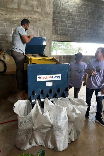 Apoio do Estado: pequenos produtores de Lidianópolis ganham beneficiadora de café