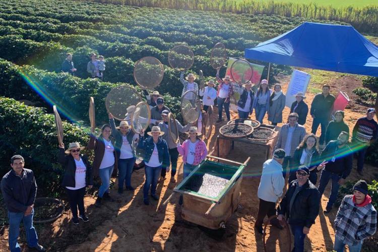 Apoio do Estado: pequenos produtores de Lidianópolis ganham beneficiadora de café