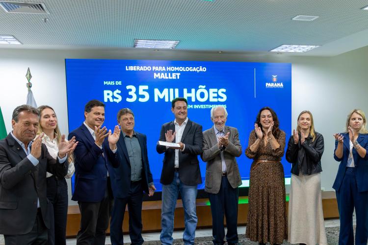 Ratinho Junior confirma R$ 372,5 milhões para 12 municípios de sete regiões