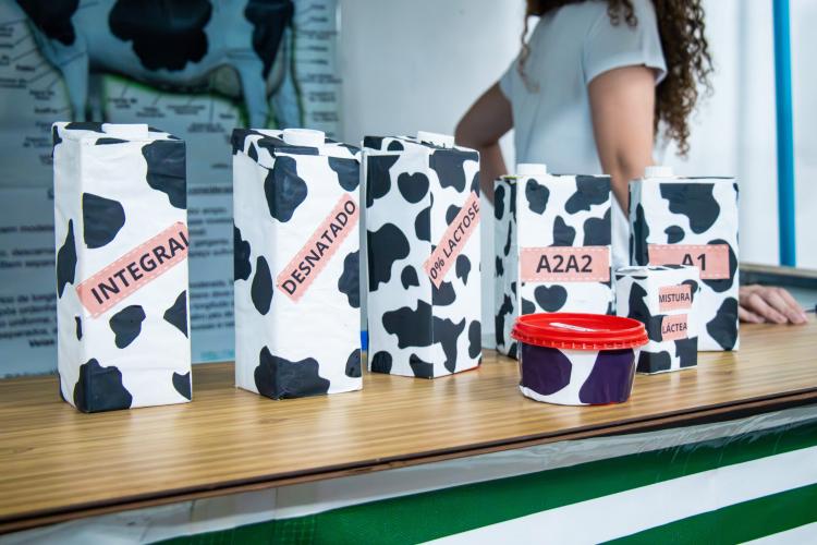 Fazendinha da ExpoLondrina apresenta projetos com leite e cuidados com animais