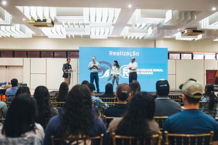 Fazendinha da ExpoLondrina apresenta projetos com leite e cuidados com animais