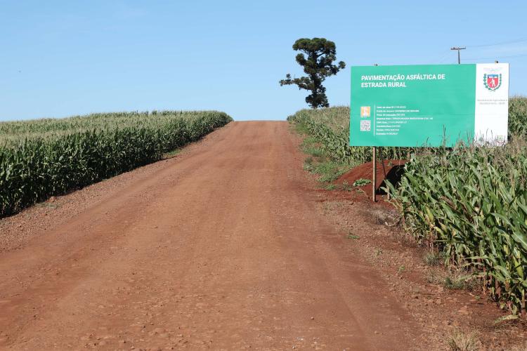 Ratinho Junior anuncia R$ 19,7 milhões para pavimentação rural em Ouro Verde do Oeste
