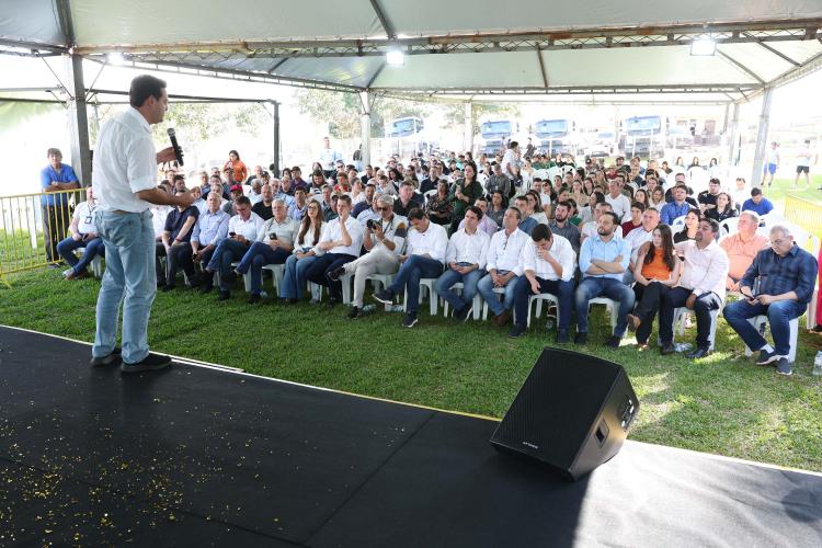 Ratinho Junior anuncia R$ 19,7 milhões para pavimentação rural em Ouro Verde do Oeste