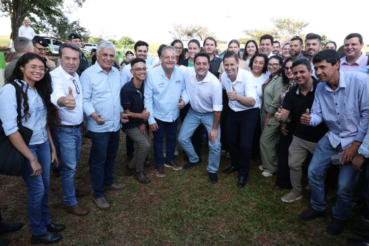 Ratinho Junior anuncia R$ 19,7 milhões para pavimentação rural em Ouro Verde do Oeste