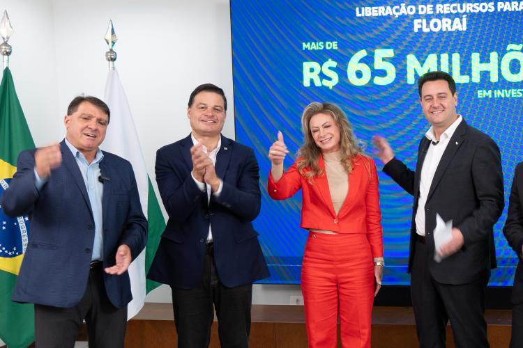 Ratinho Junior libera R$ 442 milhões para obras em 10 municípios do Paraná incluindo estradas rurais
