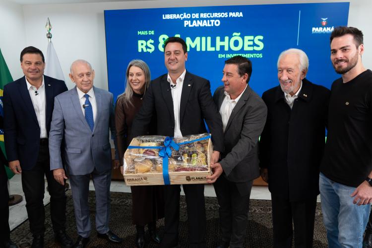 Ratinho Junior libera R$ 442 milhões para obras em 10 municípios do Paraná incluindo estradas rurais