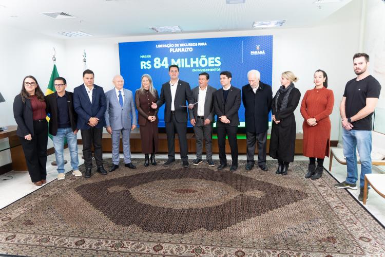 Ratinho Junior libera R$ 442 milhões para obras em 10 municípios do Paraná incluindo estradas rurais