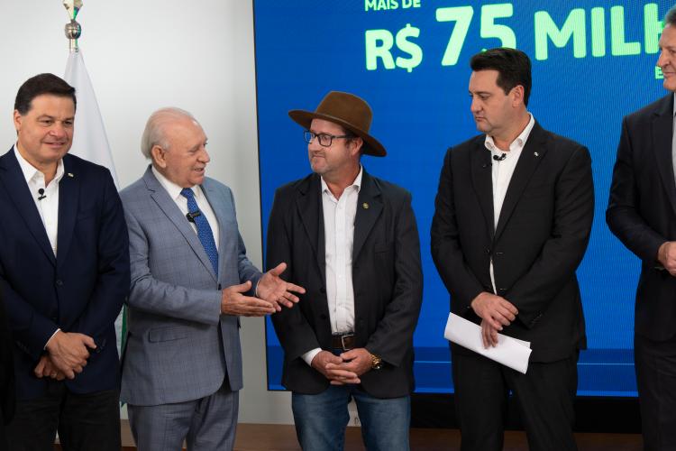 Ratinho Junior libera R$ 442 milhões para obras em 10 municípios do Paraná incluindo estradas rurais